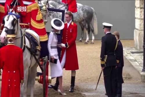身穿白裙面带微笑 英国凯特王妃患癌后首次公开露面