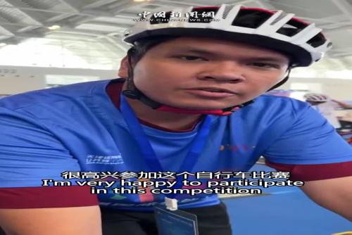 印尼小伙体验智能自行车：技术很先进！