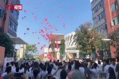 四川一高校在教師節(jié)前夕無人機空投玫瑰花