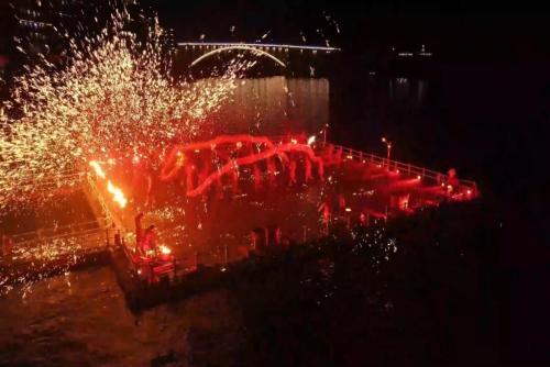 Fire dragon dance staged in Chongqing to celebrate National Day