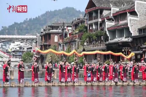 湖南鳳凰古城舉行百對(duì)新人集體婚禮