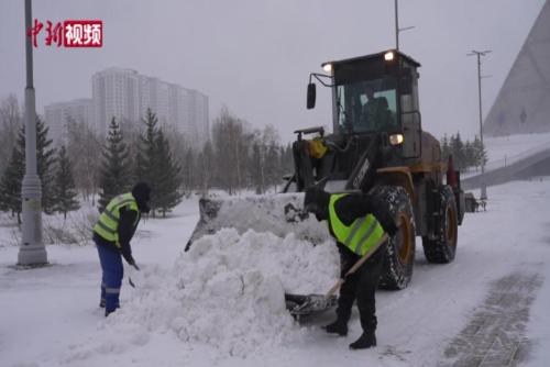 迎强降雪 阿斯塔纳开启“全天候”作业除冰雪模式