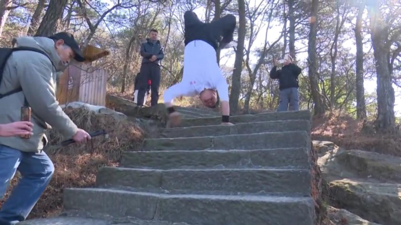 Man ascends to peak of Mount Lushan upside down