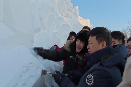 Ma Ying-jeou and Taiwan youth experience snow sculpting in Harbin