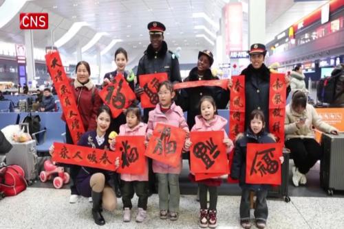 Int'l students act as train station volunteers during Spring Festival travel season in Lanzhou