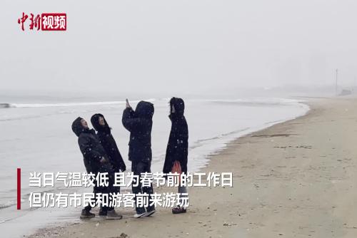 青島濱海現(xiàn)“雪落大?！泵谰? class=