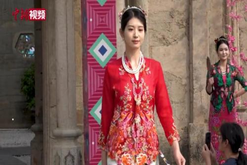福建晉江：梧林傳統(tǒng)古村落上演娘惹服飾秀
