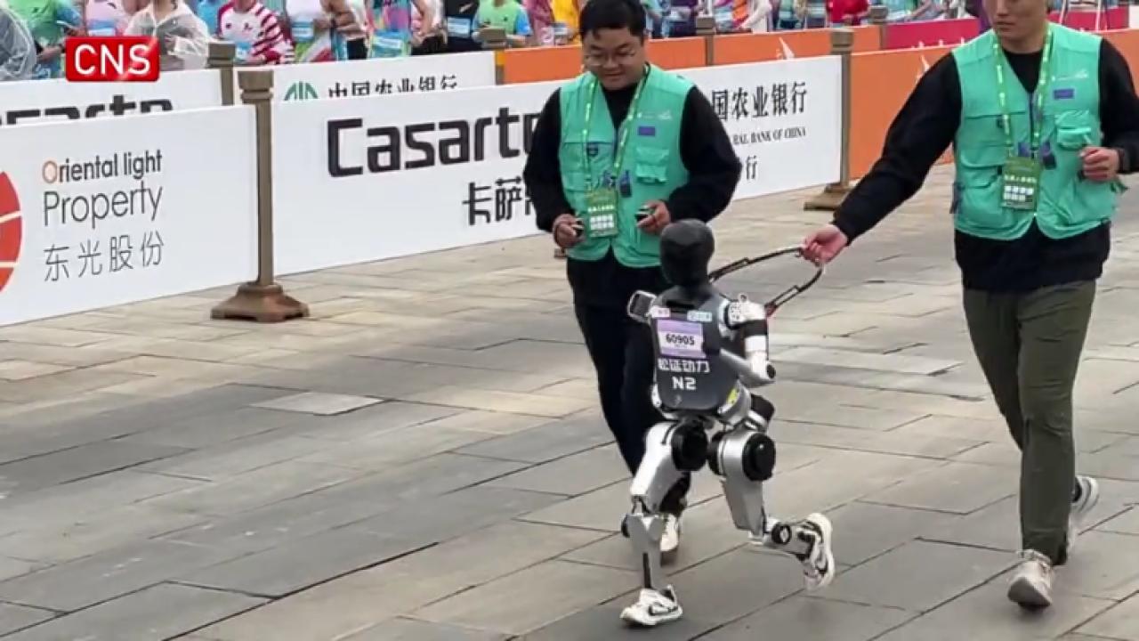 World's first humanoid robot half-marathon held in Beijing