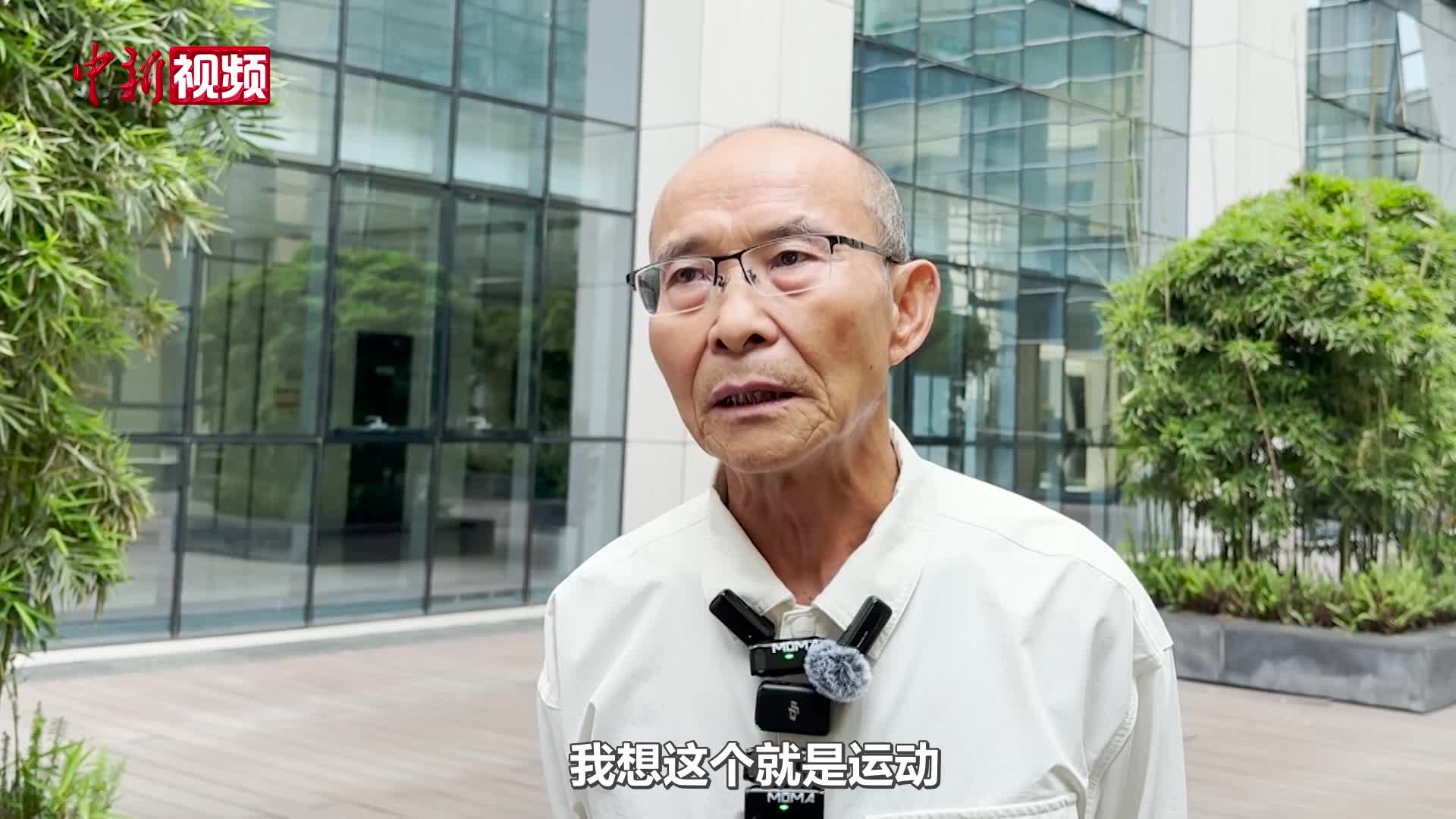 成都最潮“滑板大爷”分享运动心得 点燃世运激情