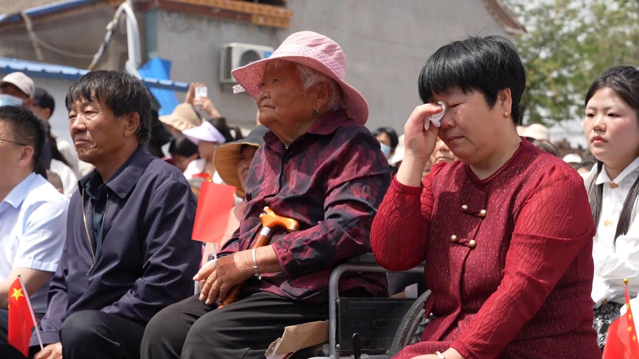 看到儿子顺利返回 航天员宋令东的母亲忍不住落泪 宋令东父亲：是一条汉子！