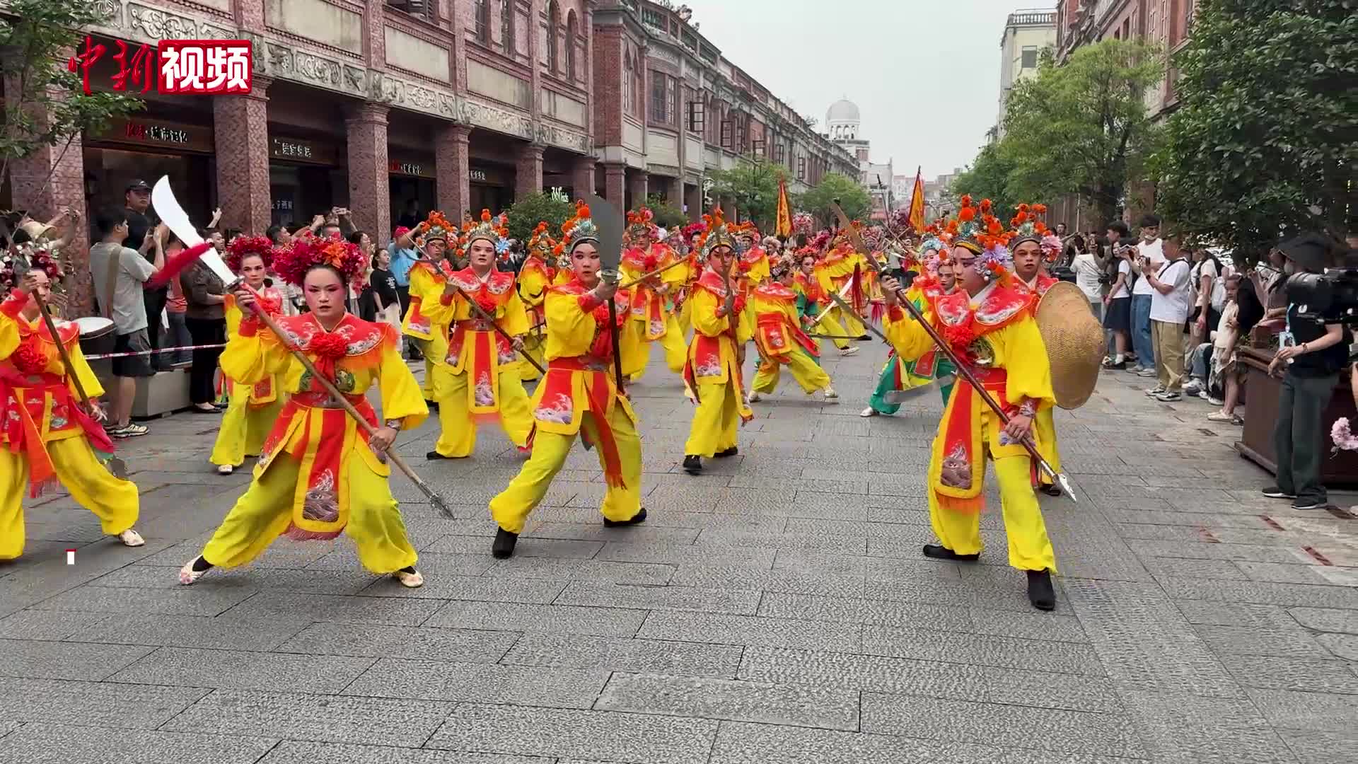 时隔40年“全妆”宋江阵重现泉州街头