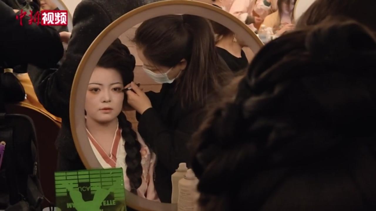 西安青年汉服妆造师：巧手绘就盛唐风情
