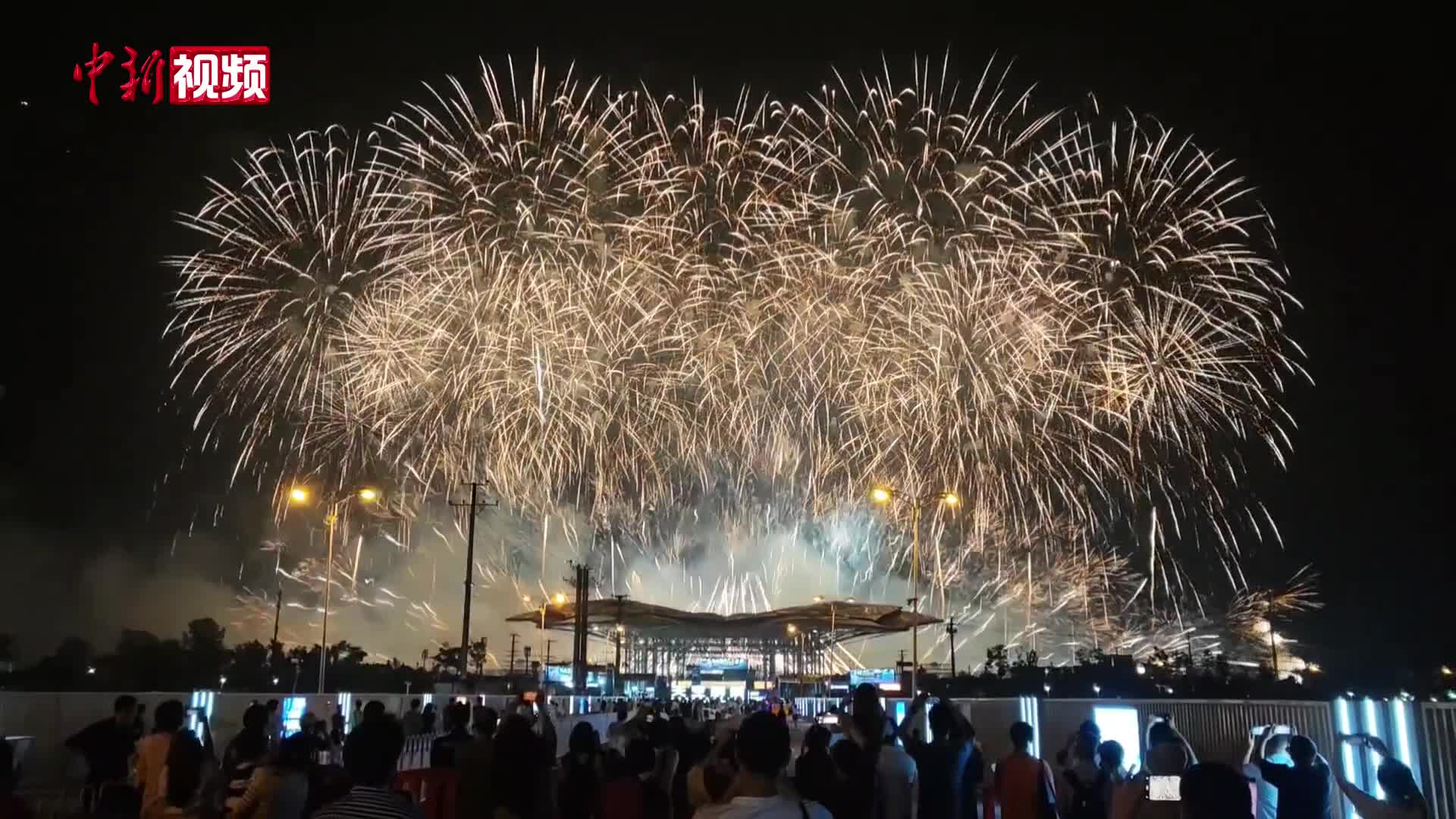湖南：千年花炮遇上现代科技 浏阳烟花演绎星球奇幻