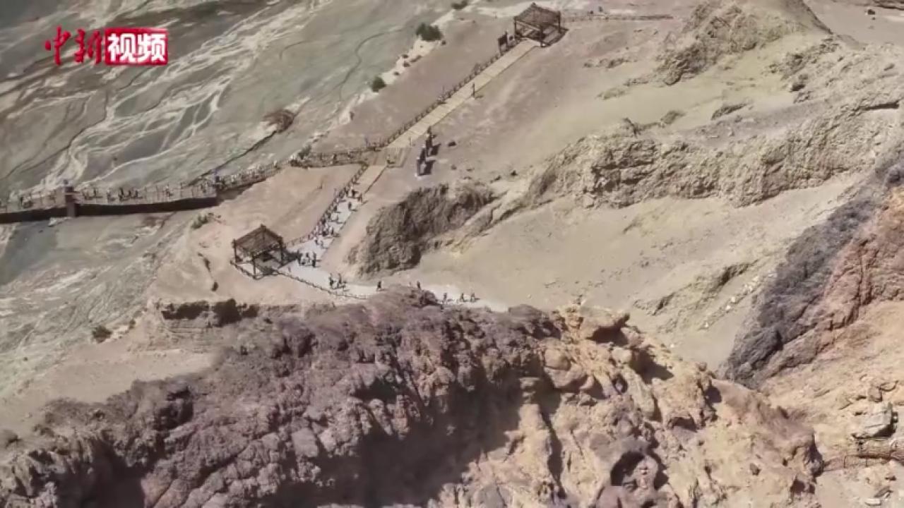 新疆：300余名游客徒步登高亿万年火山遗迹怪石林