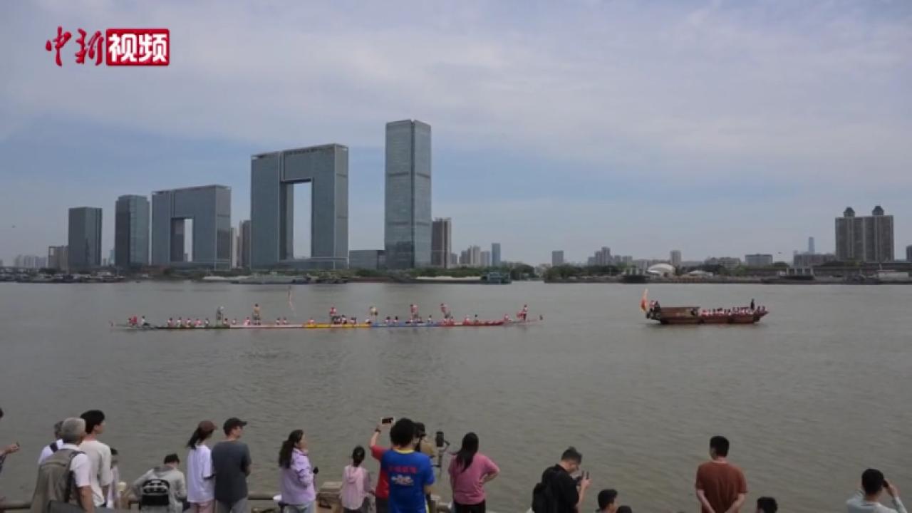 广州猎德村新龙舟举行骏水仪式