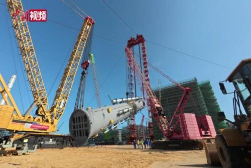 30秒延時看全球最大EO/EG洗滌塔在福建古雷石化基地成功吊裝