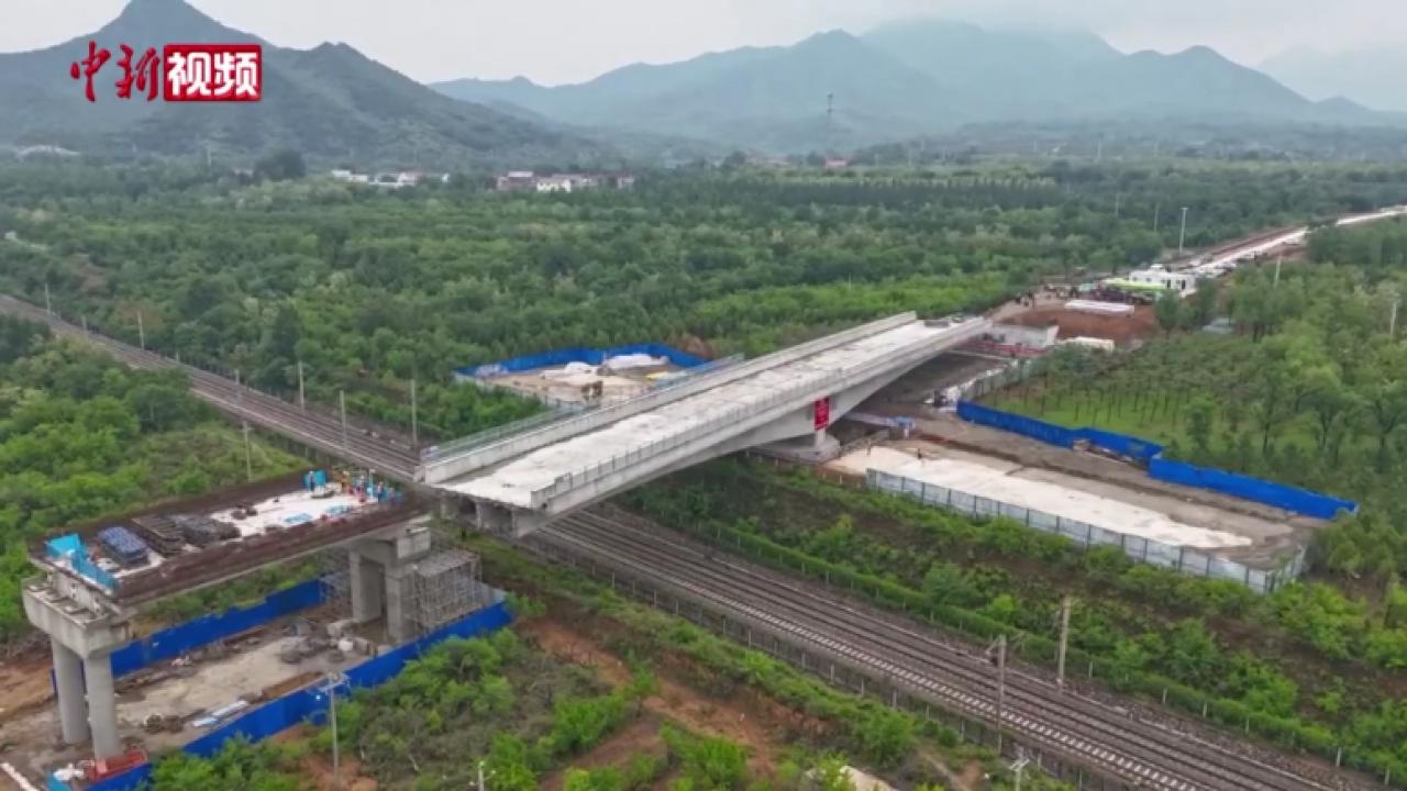 北京延庆南山环线跨铁工程完工 7000吨巨梁“空中转体”