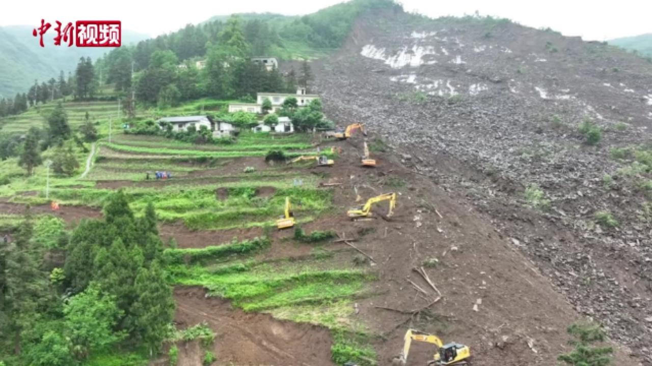 贵州大方山体滑坡救援现场：重型装备已进入 全力进行救援