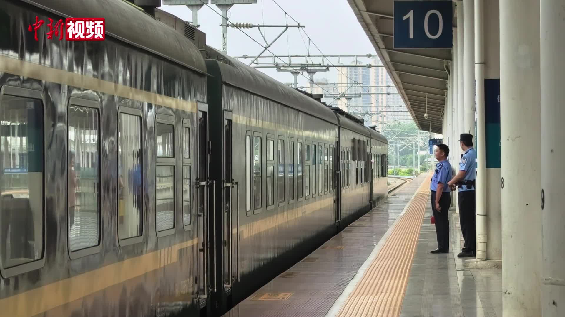 中越国际联运旅客列车越南旅客：想吃中国美食