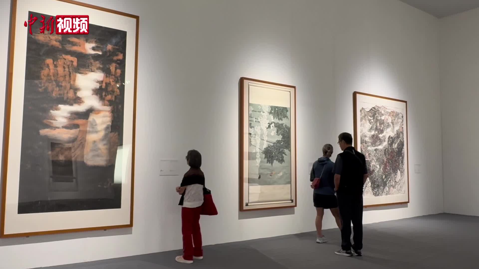 香港民众参观“其命惟新——广东美术百年大展（香港）”展览