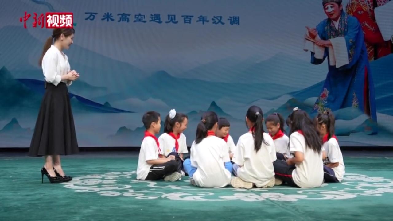 扮戏妆 学身段！小学生汉剧院里“拜师学艺”