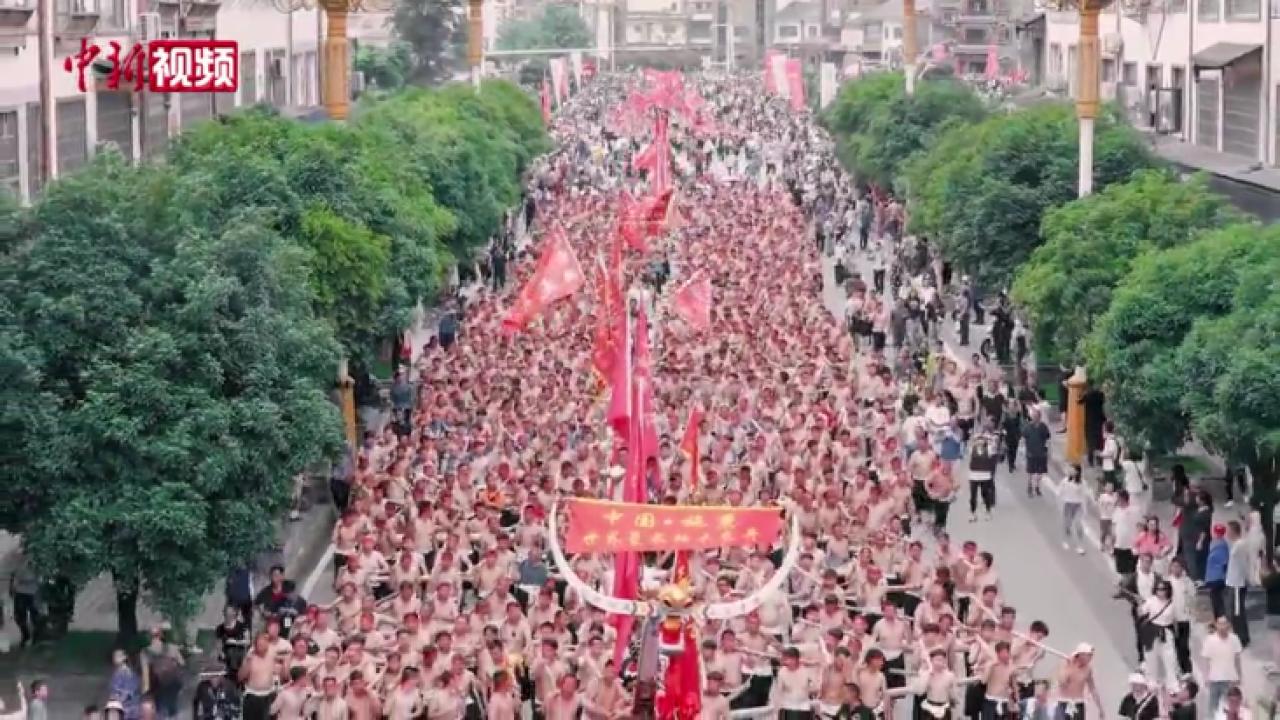 场面震撼！贵州施秉千名壮汉抬龙舟