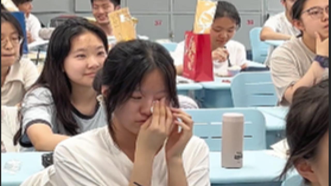 高三最后一节课，老师哽咽喊出最后一次“下课”