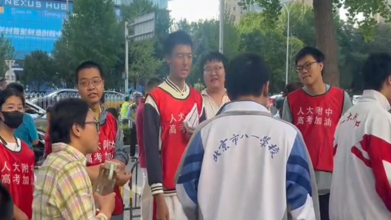直击高考首日：紧张又温暖