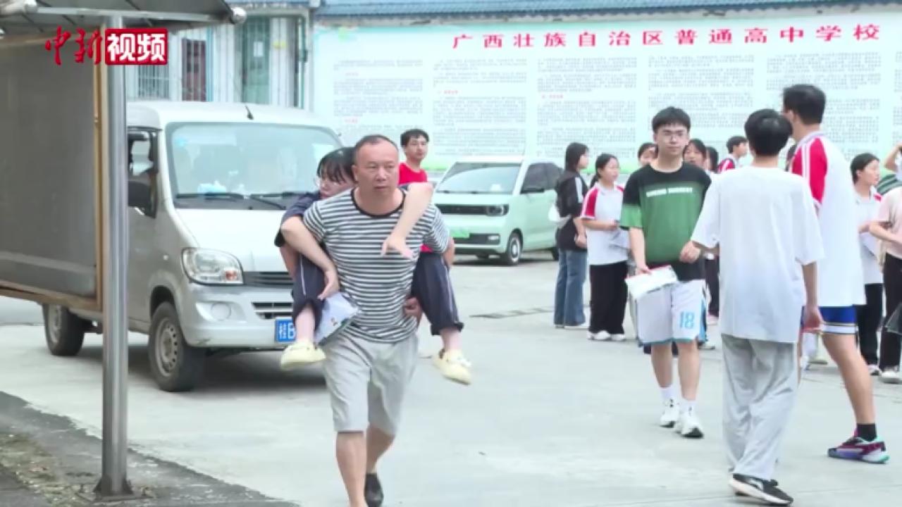 廣西“硬漢”父親12年背女兒求學(xué)