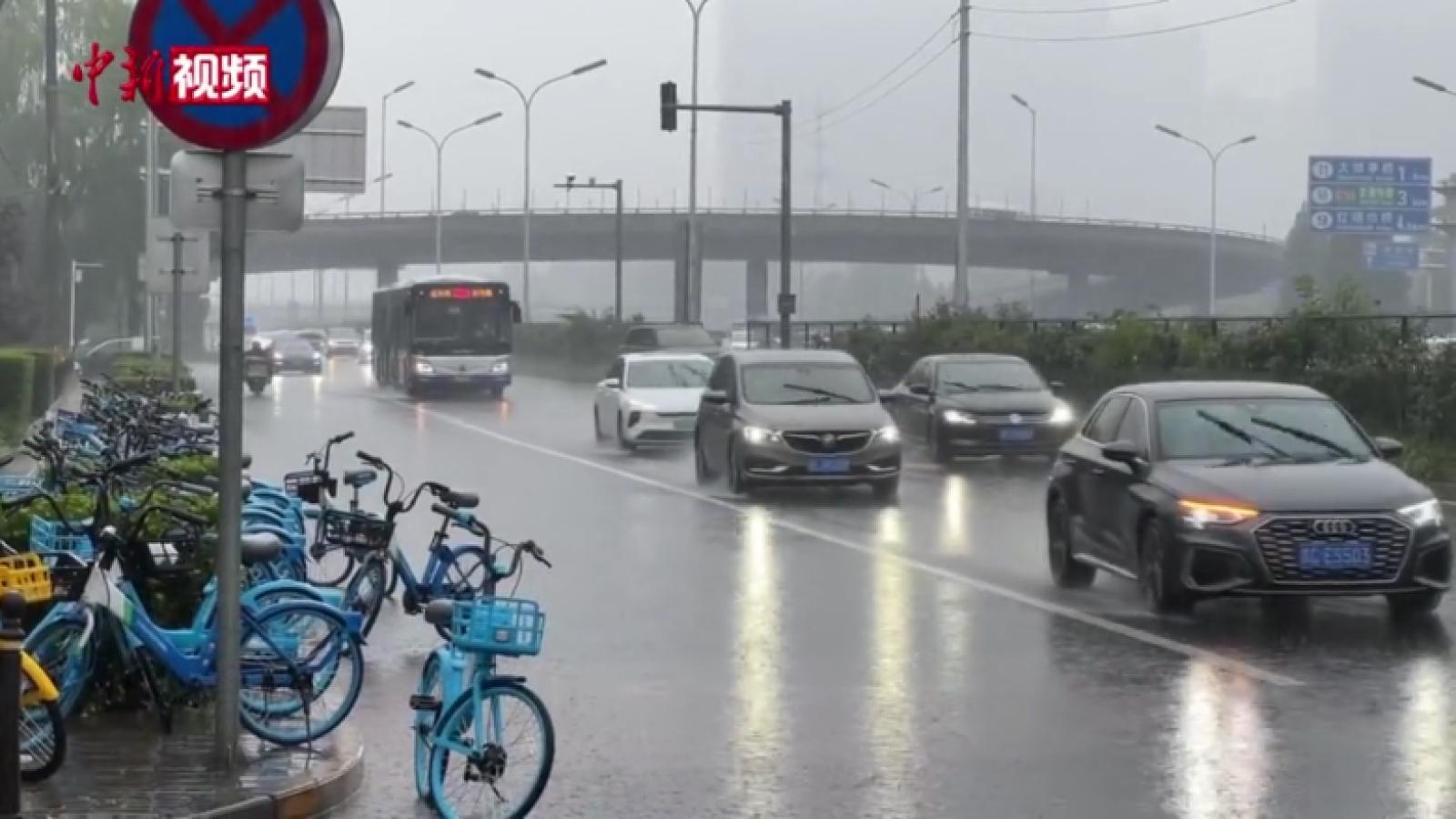 北京大雨如注 道路多处出现积水