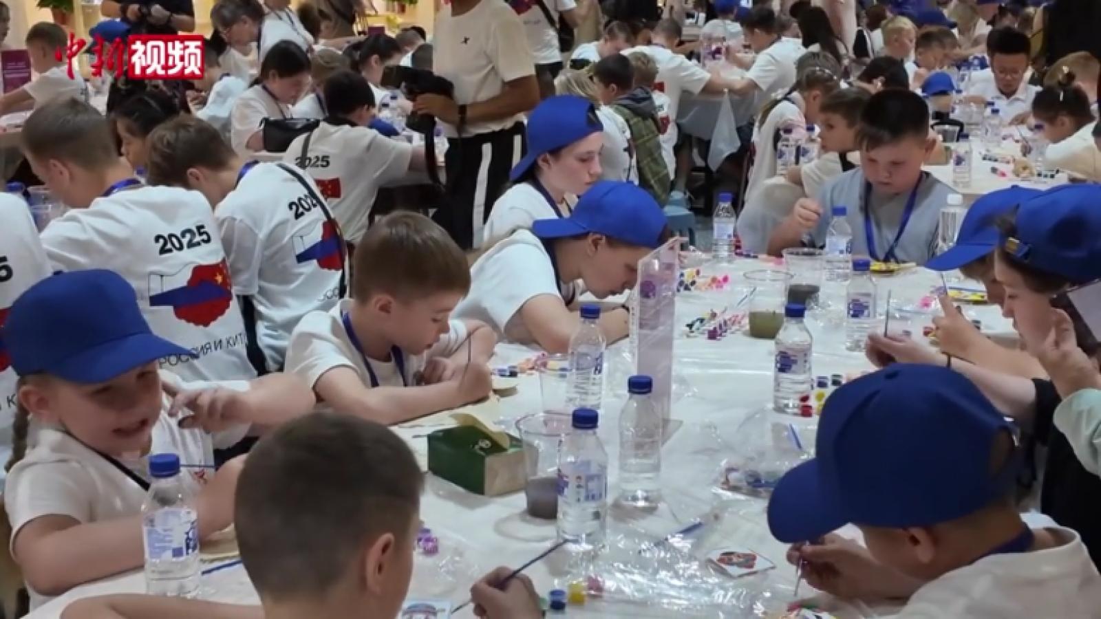 绘脸谱制鱼皮画 中俄青少年长春“触摸”非遗