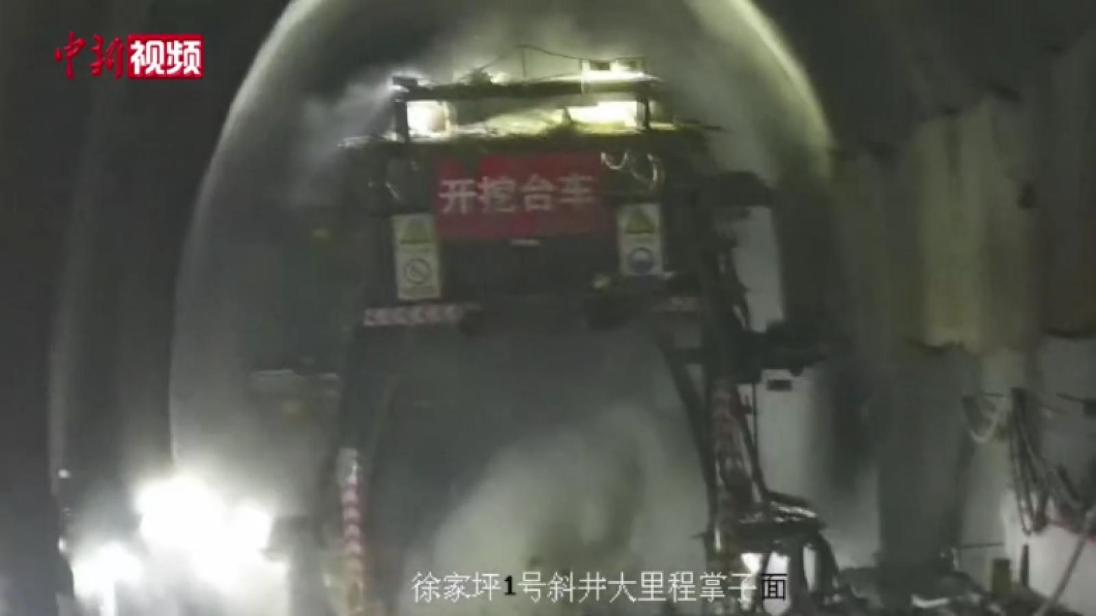天陇铁路首条特长隧道贯通：多处穿越断层破碎带 最大埋深600米