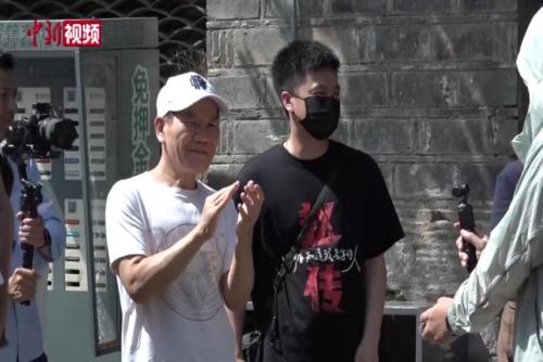 歌手趙傳漫步南京街巷 聽歌迷翻唱自己的主打歌