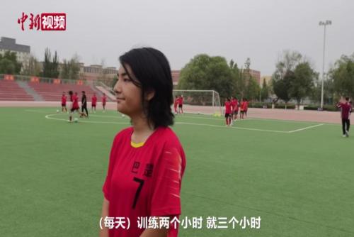新疆巴楚：维吾尔族少女的足球梦在校园生根发芽