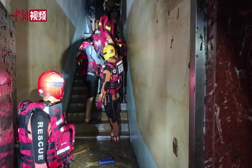 重庆黔江：强降雨引发超警洪水 消防紧急营救13名被困群众