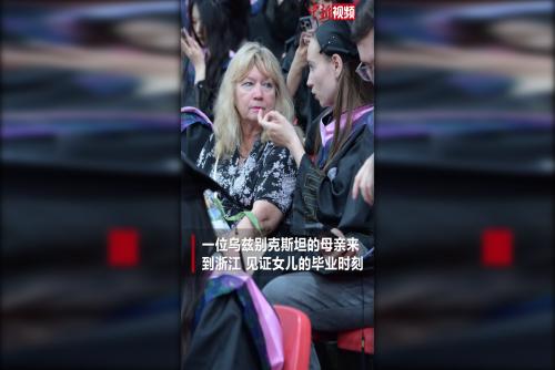乌兹别克斯坦母亲跨国赴浙江参加女儿毕业典礼