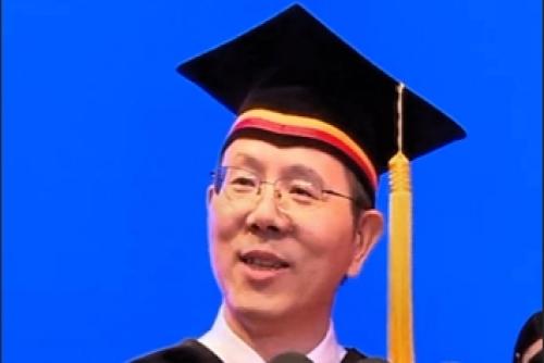 電子科大校長(zhǎng)用“布鞋院士”激勵(lì)畢業(yè)生：勇敢做最純粹的自己