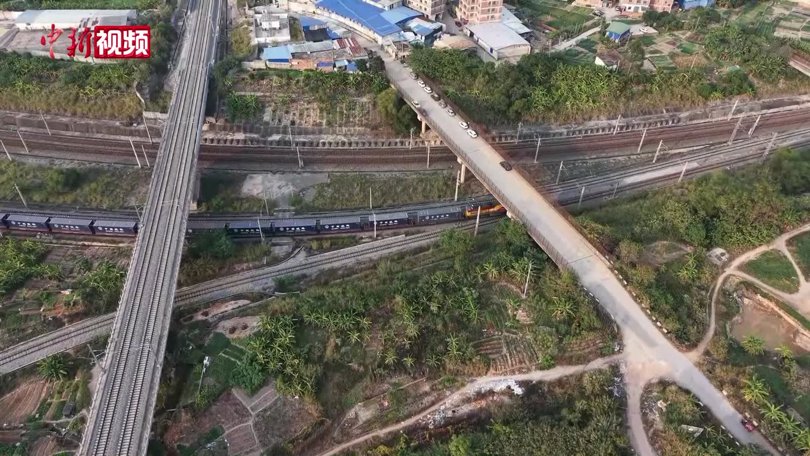 廣西南寧開出至老撾萬象跨境貨物列車