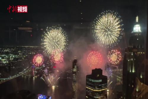 纽约民众“登高”观赏独立日焰火