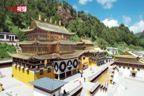 航拍甘南郎木寺：海拔三千米之上的碧海擁金頂