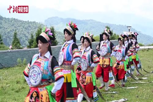 甘南藏鄉(xiāng)也有簪花姑娘：身上服飾都是傳家寶