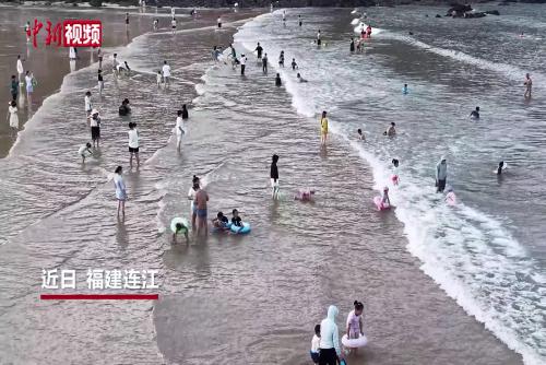 福建連江：高溫酷暑 親海游火熱