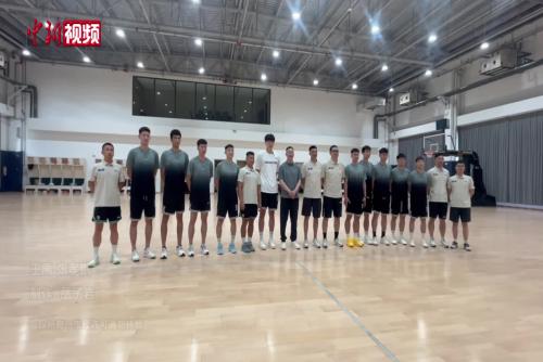 杨瀚森回国现身青岛男篮训练场