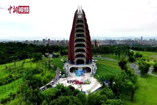 成龙现身成都熊猫基地 在“笋子塔”传递世运会火炬