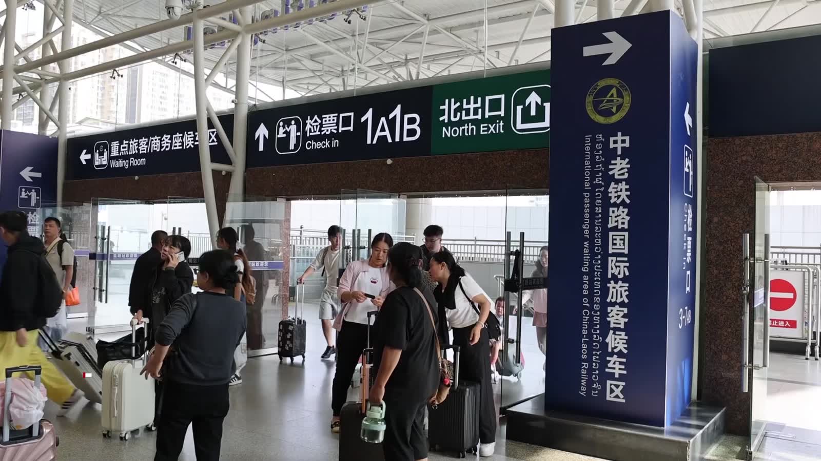 磨憨口岸客流激增 中老铁路暑期出境游持续火爆