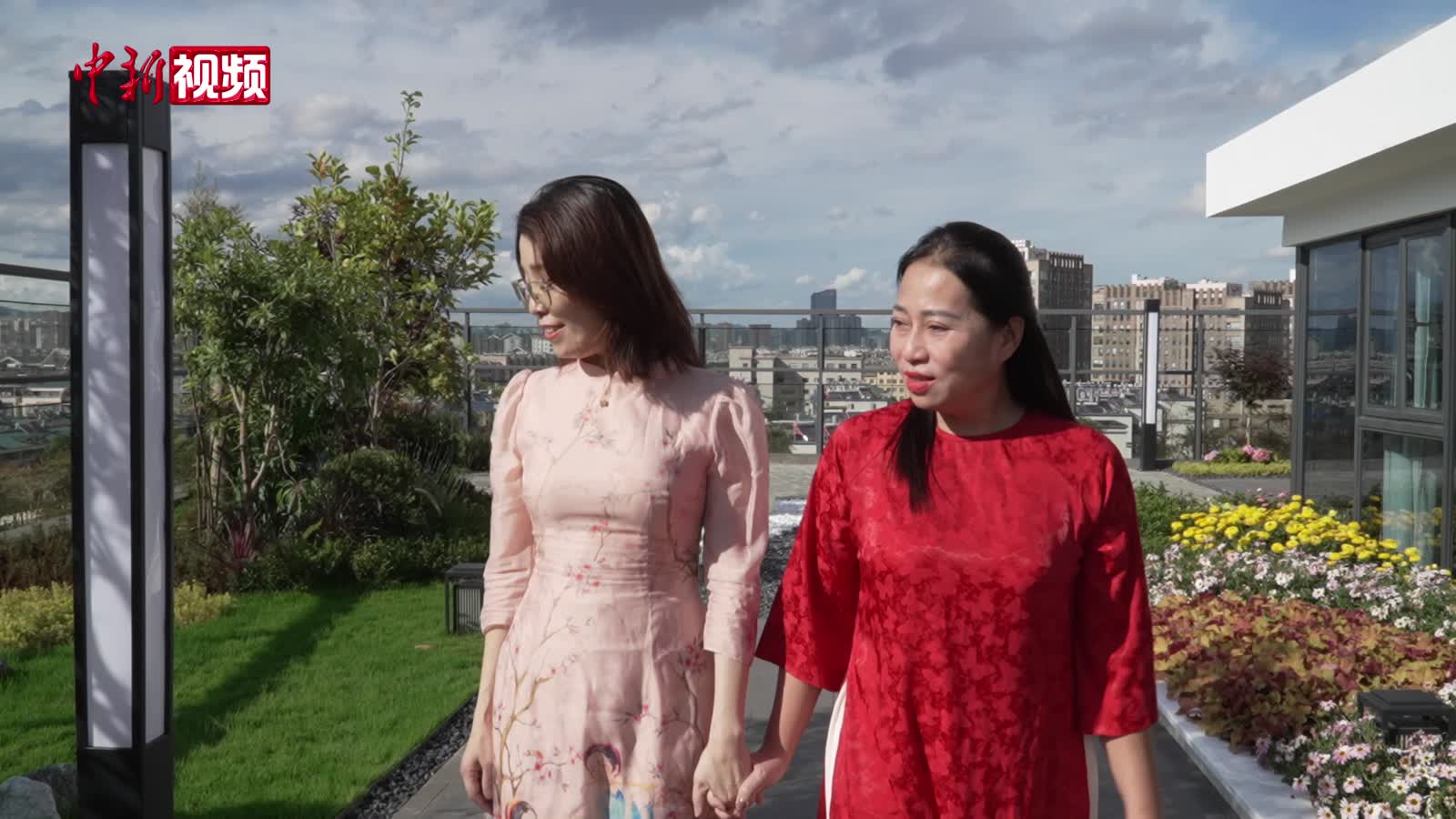酷似中国旗袍！越南姐妹花展示传统服饰“奥黛”