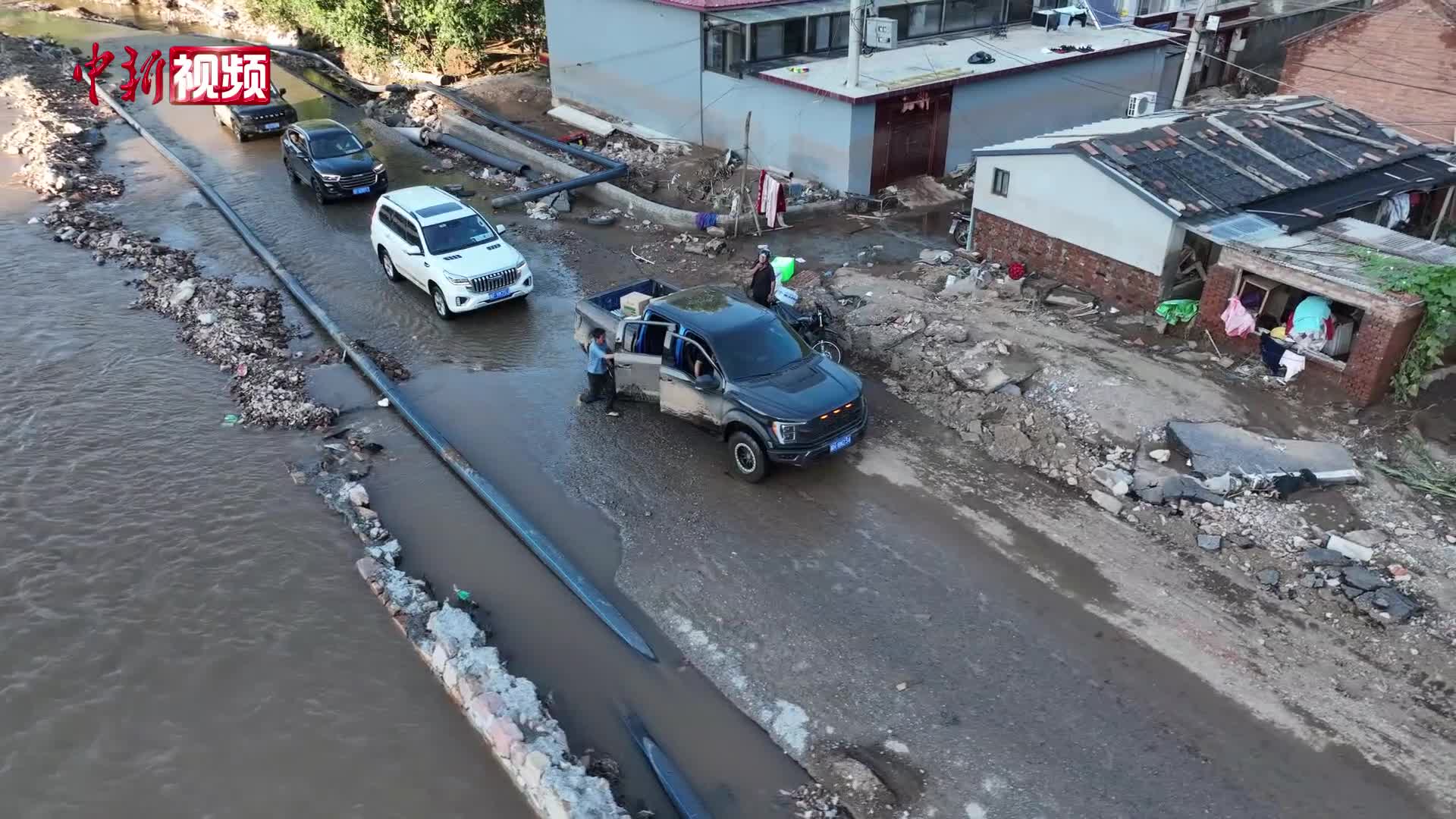 河北兴隆：当地村民自发用摩托车运送物资