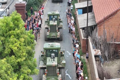 这一幕让人动容！解放军完成救援撤离承德滦平 群众含泪送别