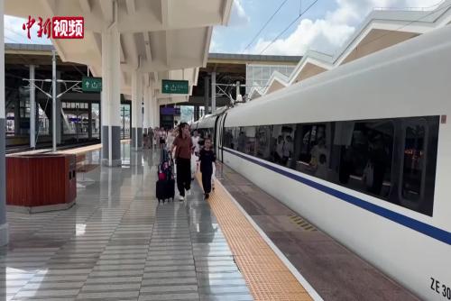 湖南张家界至重庆“周末高铁”首发