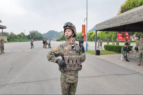 裝備方隊中唯一女教練員王爽：訓練場不分男女，實力才是唯一通行證
